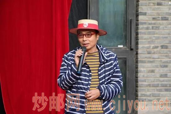 艺术家王轶琼在开幕式上发言