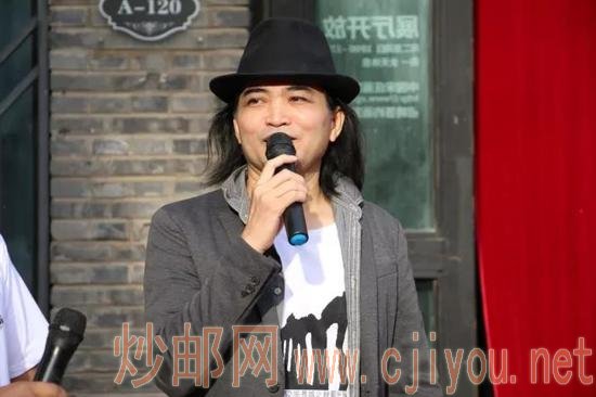 新锐策展人韦宏山在开幕式上致辞