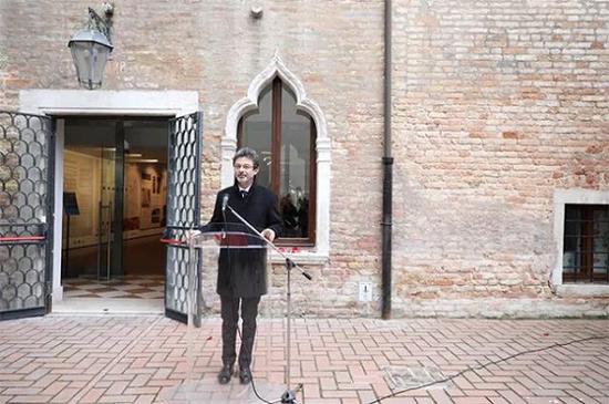 ����˹��ѧУ����Ъ���������У�Michele Bugliesi��