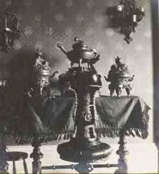 ����˹��У���аڷŵġ����v��