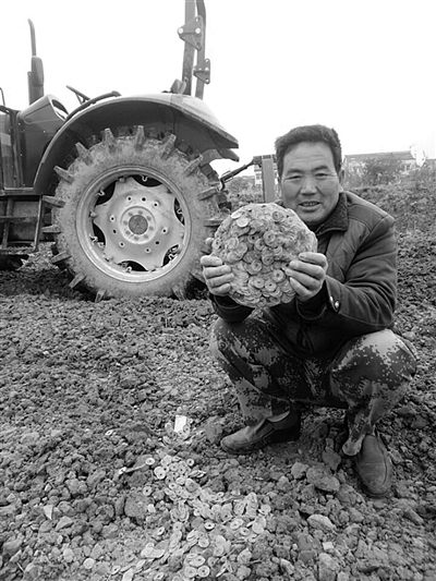 �����ڳ�������ö��ͭǮ