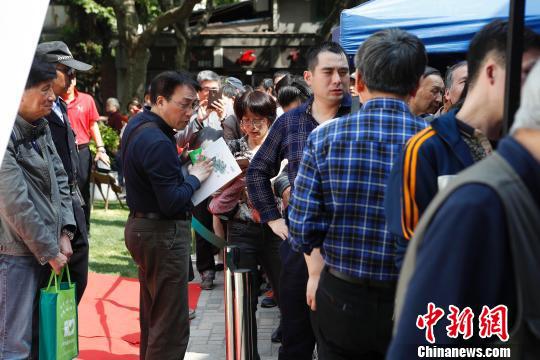 ���������Ŷӵȴ����򡶺�¥��ϵ�л���ᡷ��Ʒ���������� ��