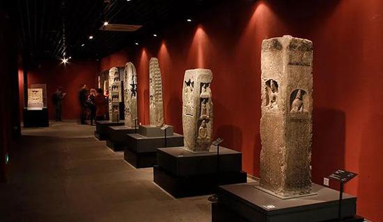 ���ֲ�����ڳ��е�����ǰ��ʯ��ʯ��