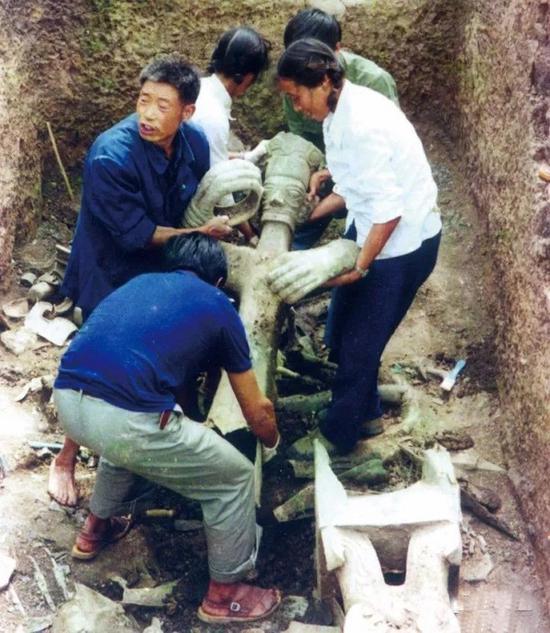 ������Ա������ͭ�����񳡾�