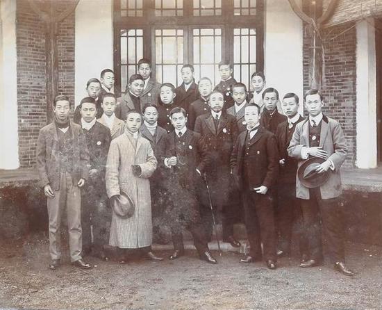 ���ݹ�����һ��ѧ�ñ�ҵ�գ�������һΪҶʥ�գ�1911�궬