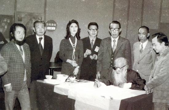 �Ŵ�ǧ�����У��۾�һ���Ǻ�ɫ��