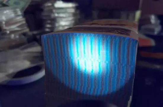 ?8001������ӫ����£������Ķ�ͷ��һ�ű�����ӫ��