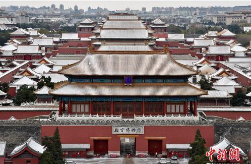 ����ͼ��ѩ����Ͻ���һƬ��װ�ع�