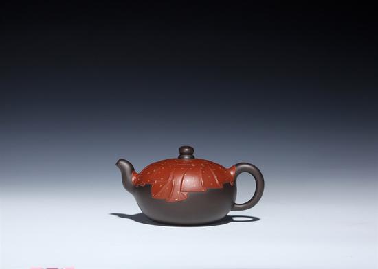 艺术家刘军作品 佛光普照壶 泥料:黑料、小红泥 年代:2018 容量:400 CC