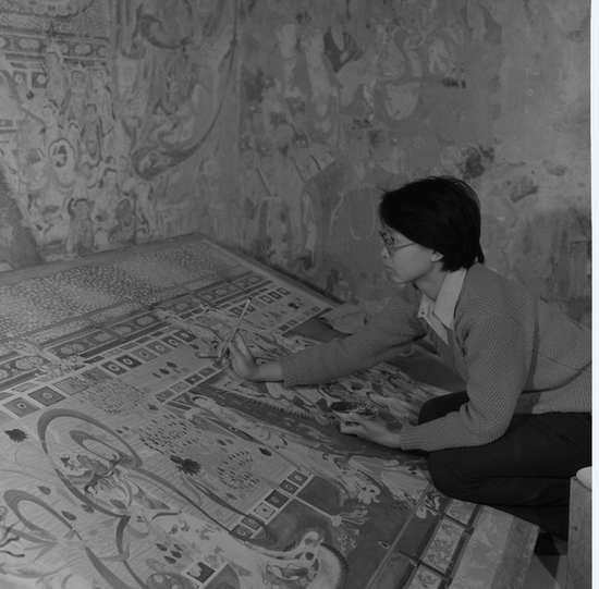 敦煌研究院职工娄婕同志在第220窟临摹壁画,1986年
