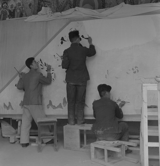 关友惠、史苇湘、霍熙亮临摹第249窟壁画,1956年