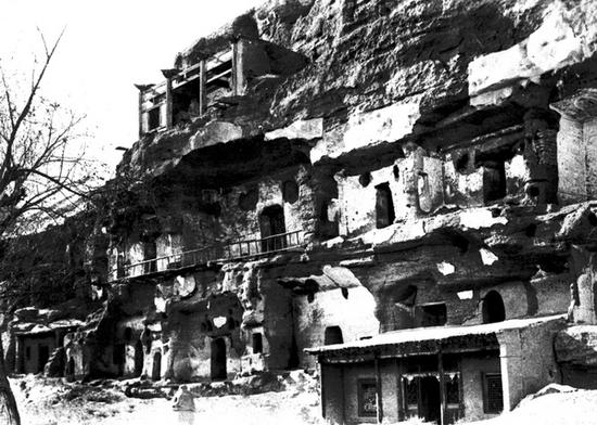 莫高窟九层楼南侧洞窟20世纪初的残破景象,斯坦因1907年拍摄
