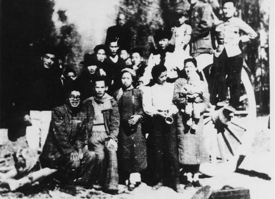 敦煌艺术研究所工作人员合影,1946年