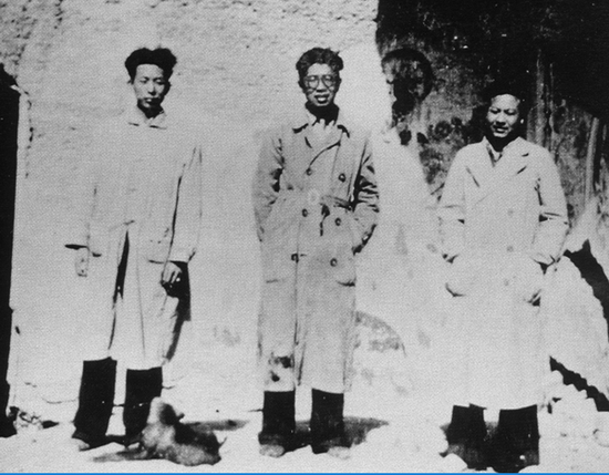 敦煌艺术研究所筹委会来到敦煌,中间为常书鸿,1943年