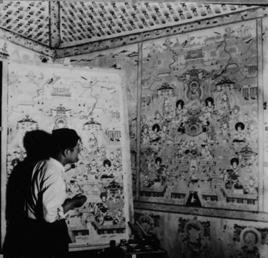 敦煌艺术研究所所长常书鸿在洞窟临摹壁画,1945年