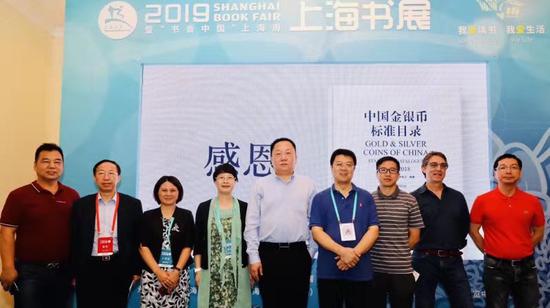 作者首席汪洋(中)与国内外嘉宾及上海教育出版社领导在2019上海书展首发现场合影留念