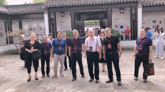 在李可染画院凤凰艺术中心,李庚院长为领导嘉宾介绍李可染艺术创作